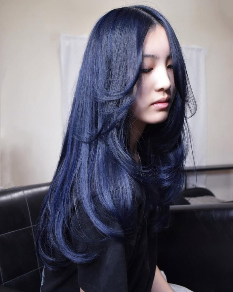 13 Edgy Hair Color Ideas That Instantly Upgrade Your Look (No Boring Hair Allowed) 11 Midnight Blue Hair