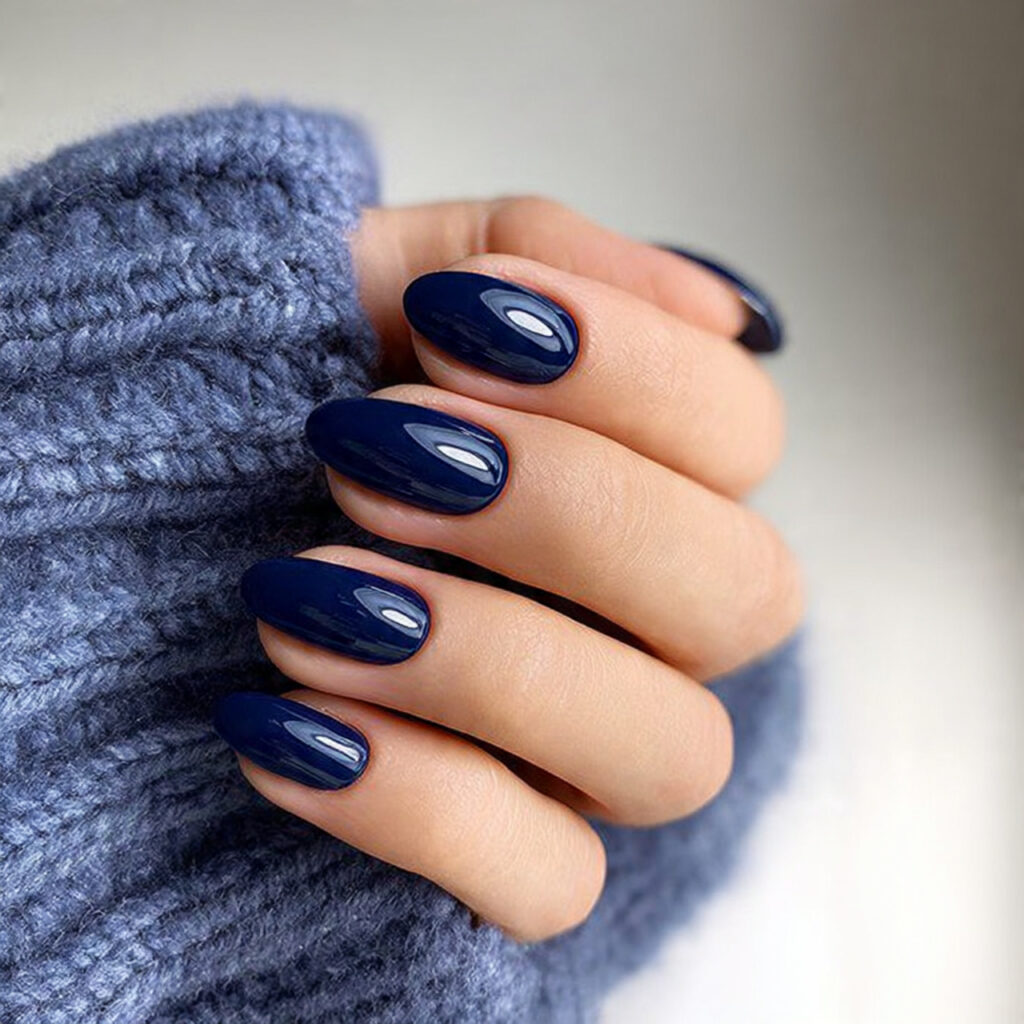 13 Navy Blue Nails Ideas That Look Expensive, Chic, and Totally Copy-Worthy 2 classic glossy navy blue nails