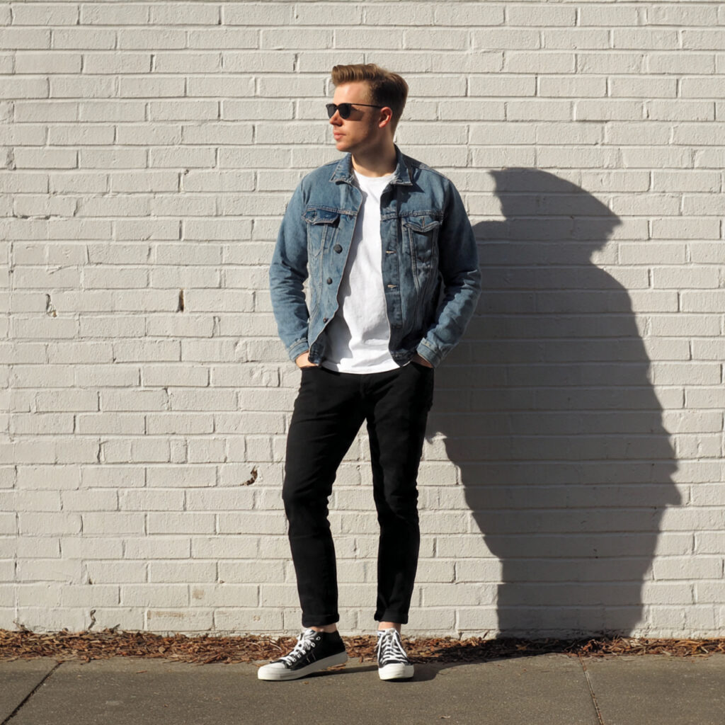 14 Outfit Ideas for School That Make Getting Dressed at 7 AM Way Easier (and Actually Stylish) 5 denim jacket basic tee black jeans for school outf