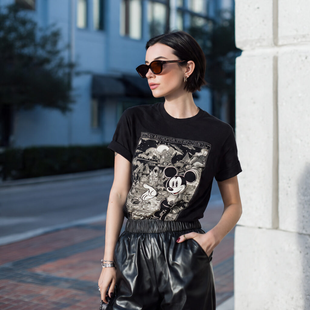 12 Cute Outfit Ideas You’ll Want to Copy Immediately (Trust Me, These Are Too Good) 4 graphic tee leather pants