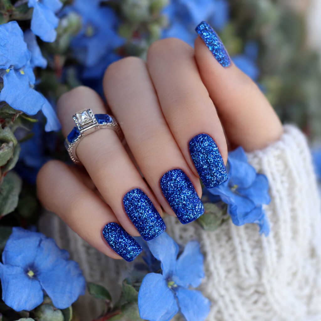 15 Royal Blue Nails That Instantly Elevate Your Style (And Yes, You Can Totally Wear Them Tomorrow) 6 royal blue glitter accent nails