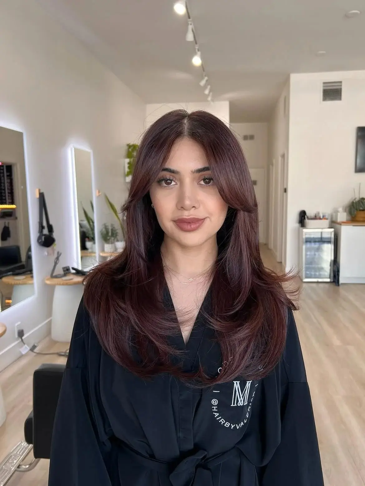 16 Chocolate Cherry Hair Color Ideas That Look Glossy, Expensive, and Totally Main Character 10 16 Chocolate Cherry Hair Color Ideas That Look Glossy, Expensive, and Totally Main Character