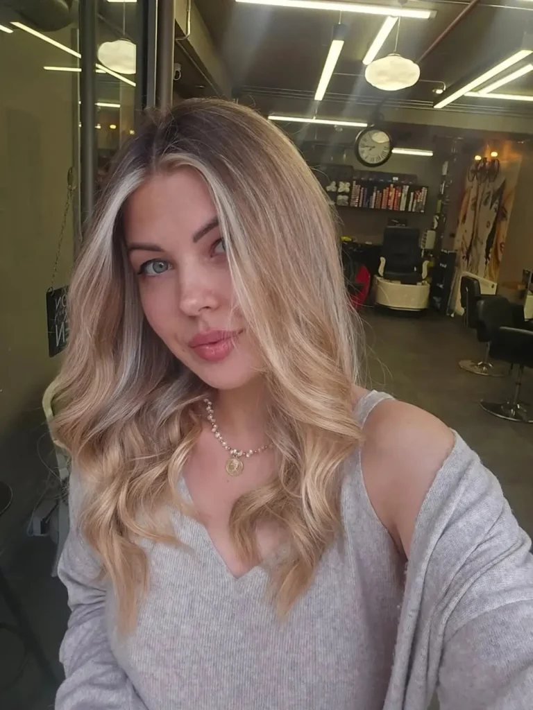 16 Cool Hair Color Ideas That Instantly Make Your Look Feel Expensive, Fun, and Very Main Character 17 Cool Money Piece Highlights