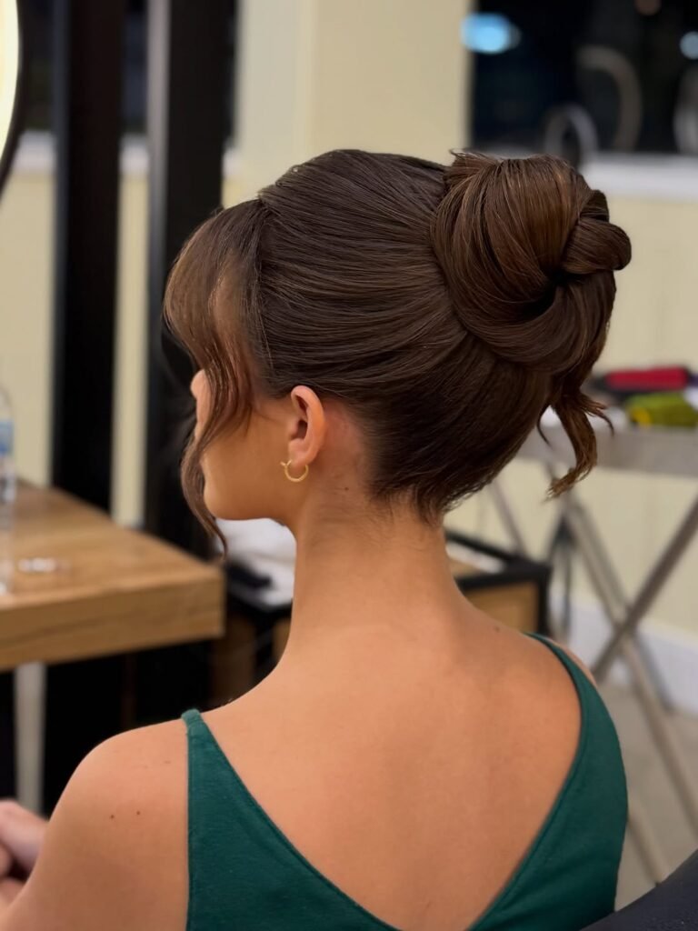 12 Cute School Hairstyles Ideas That’ll Make Mornings Way Easier (And Way More Stylish) 3 Messy Bun