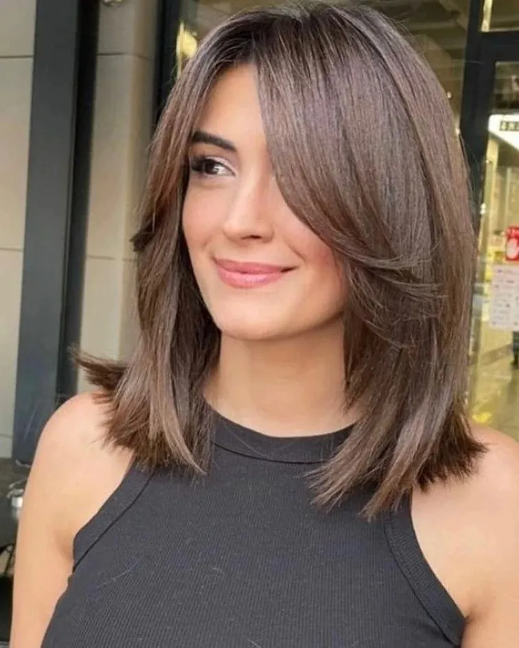 15 Round Face Hairstyles Ideas That Make Your Features Look Extra Chic 4 Shoulder Length Lob