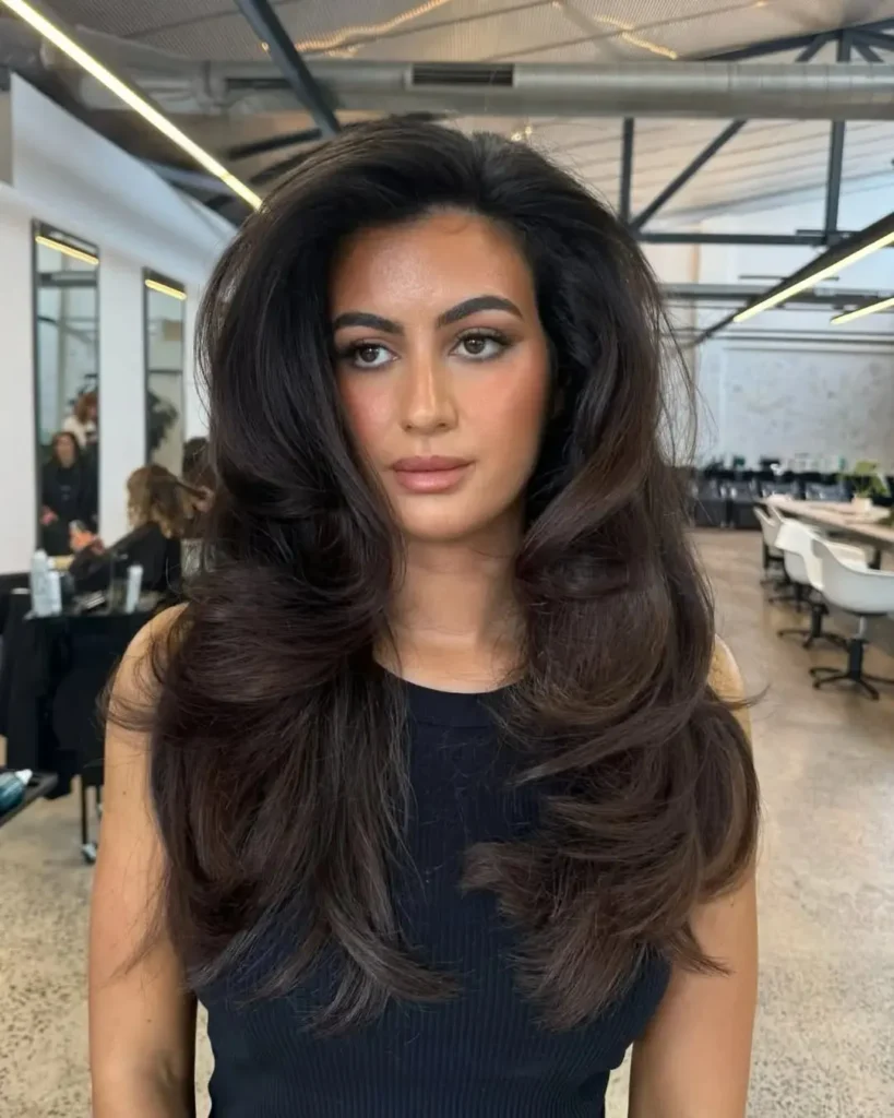 15 Round Face Hairstyles Ideas That Make Your Features Look Extra Chic 10 Voluminous Blowout