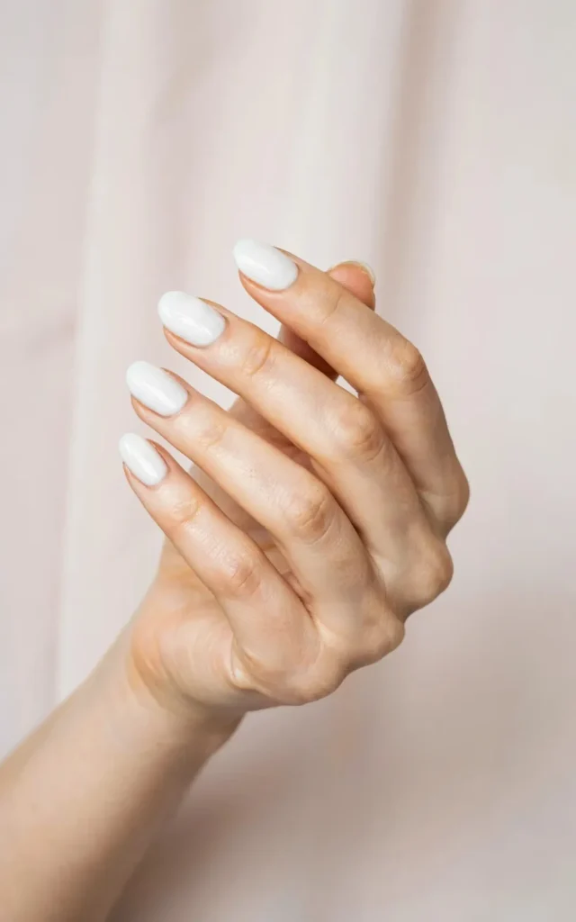 17 White Short Nails That Look Clean, Classy, and Low-Key Expensive 45 White Short Nails