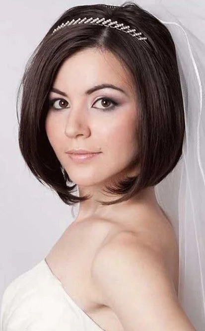 17 Short Hair Brides That Look Chic, Fresh, and Totally Wedding-Ready 15 Classic Bob With Veil Comb