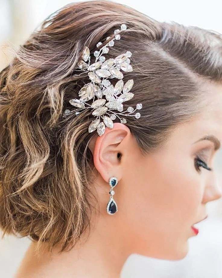 17 Short Hair Brides That Look Chic, Fresh, and Totally Wedding-Ready 5 Curly Short Hair With Floral Clips