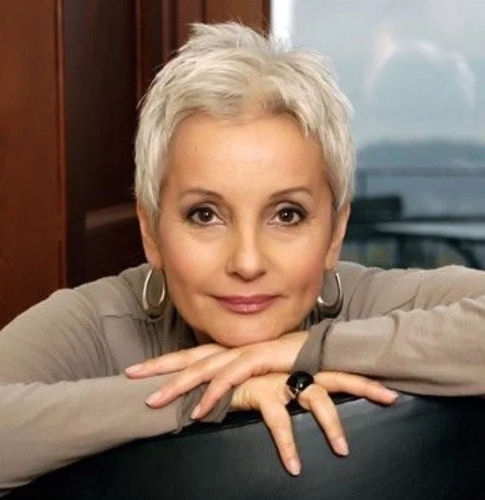 17 Short Grey Hair Ideas That Look Chic, Fresh, and Way Too Cool to Ignore 13 Short Grey Hair with Dark Roots