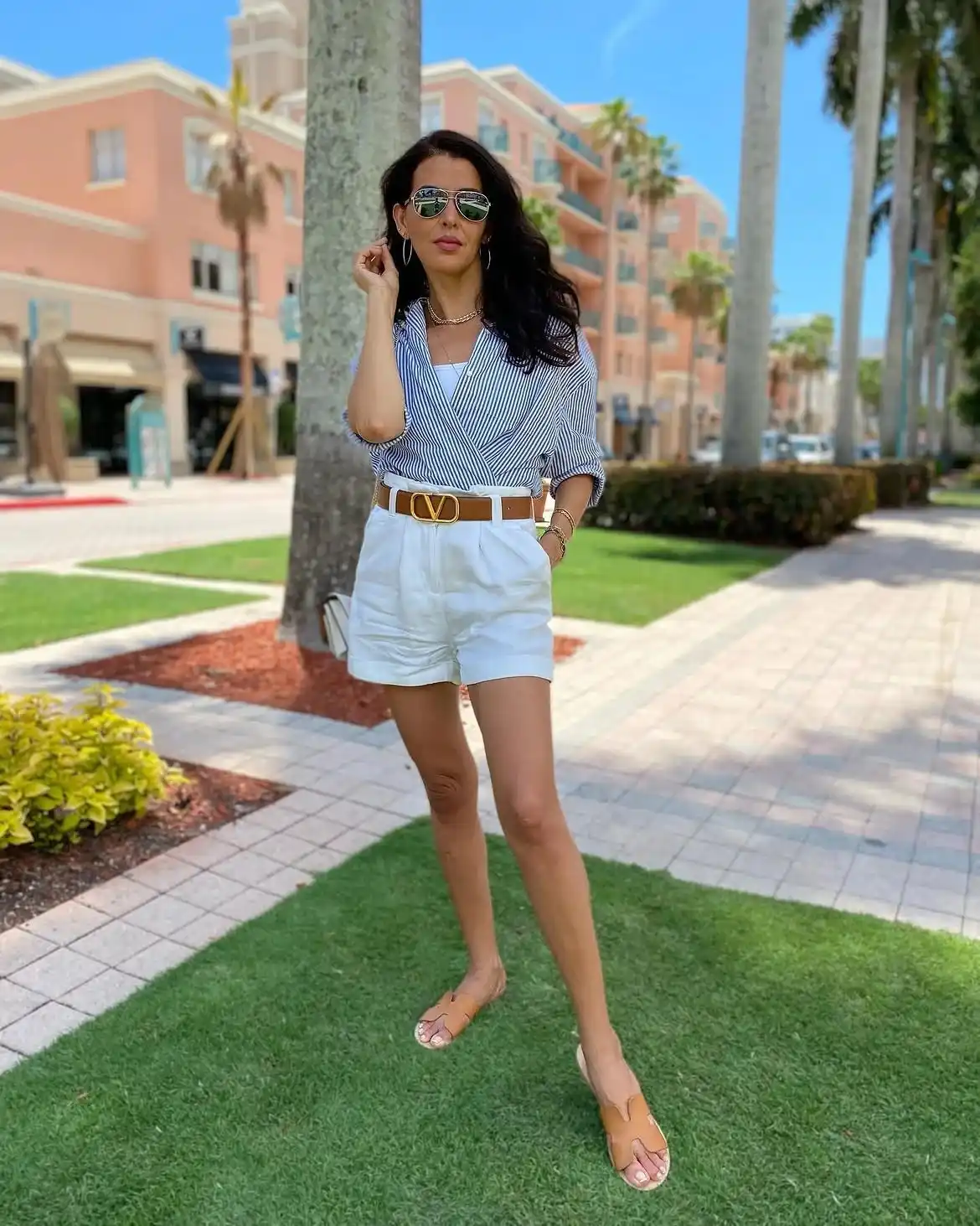16 Shorts Outfit Ideas That Look Cute, Easy, and Actually Wearable 22 16 Shorts Outfit Ideas That Look Cute, Easy, and Actually Wearable
