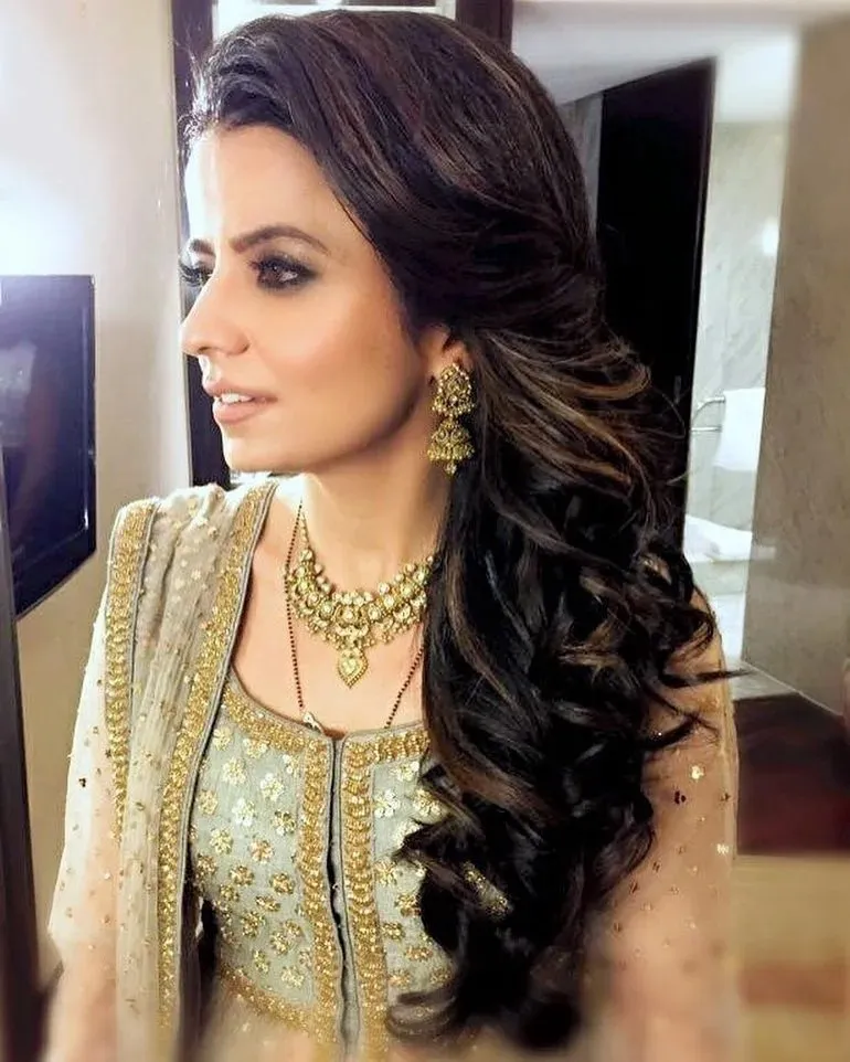 15 Elegant Hairstyle Ideas That Make You Look Expensive Without Trying Too Hard 9 Side Swept Curls