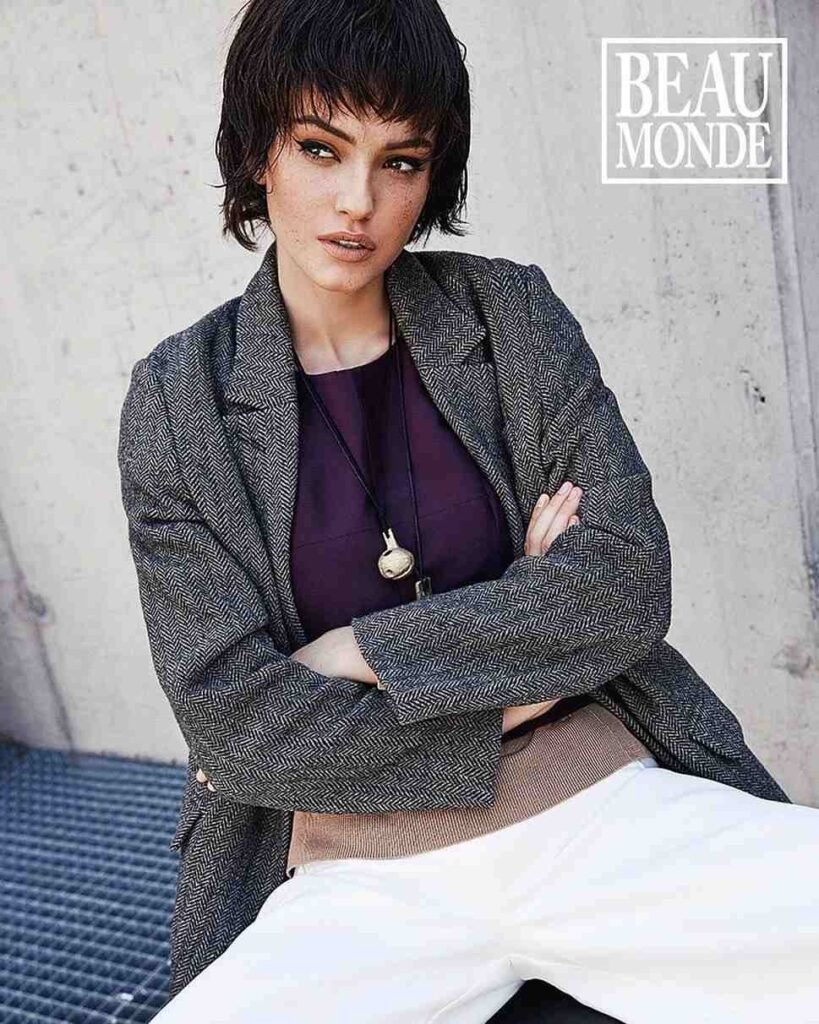 17 Short Hair Brides That Look Chic, Fresh, and Totally Wedding-Ready 12 Wet Look Short Hair