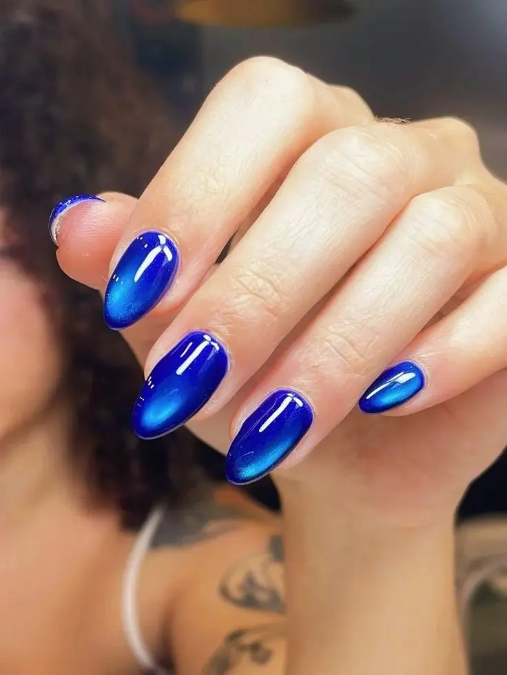 16 Blue Chrome Nails That Look Expensive, Cool, and Main Character Approved 14 Blue Chrome Cat Eye Nails