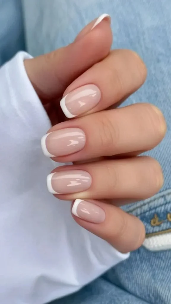 16 Simple Short Nails Ideas That Look Chic Without Trying Too Hard 5 Classic French Tips on Short Nails