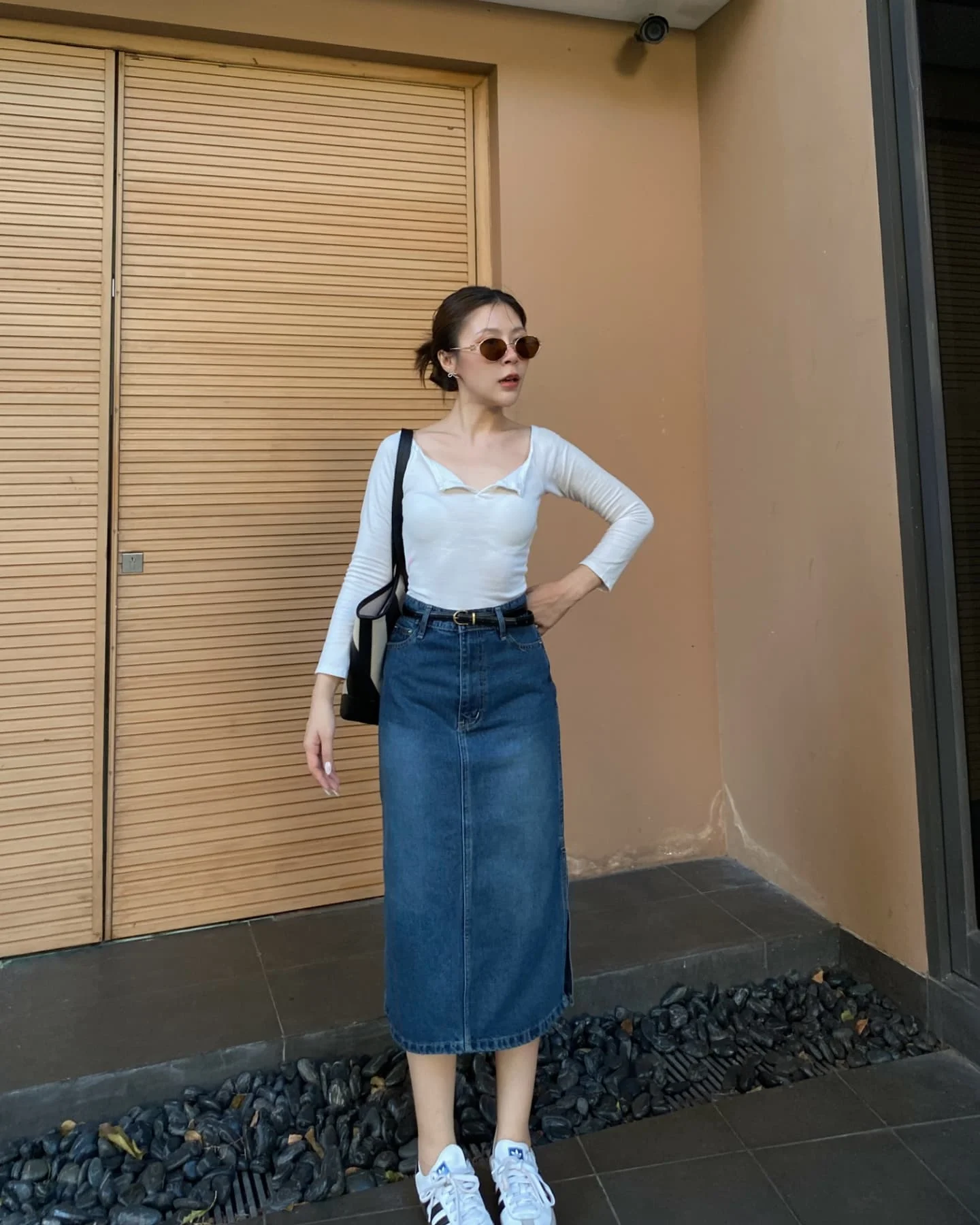 16 Denim Skirt Outfit Ideas That Look Effortless, Cute, and Totally Repeat-Worthy 21 16 Denim Skirt Outfit Ideas That Look Effortless, Cute, and Totally Repeat-Worthy