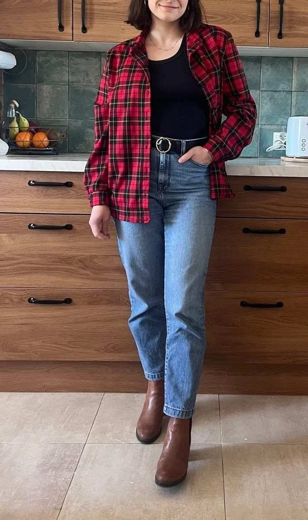 16 Simple Outfit Ideas That Look Effortless, Chic, and Actually Wearable 16 Flannel Shirt Mom Jeans