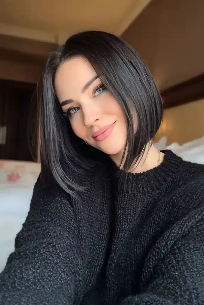 18 Short Dark Hair Ideas That Look Expensive, Chic, and Way Too Easy to Pull Off 2 Glossy Dark Bob