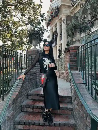 18 Disney Outfit Ideas That Look Magical Without Feeling Like a Costume 17 Haunted Mansion Gothic Look