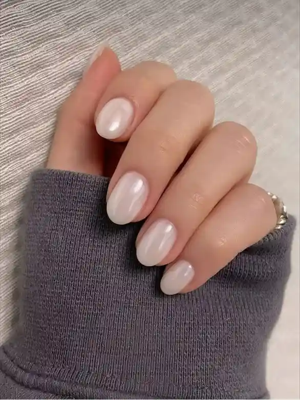 18 Really Short Nails Ideas That Prove Tiny Manicures Can Still Slay 12 Pearl Chrome Short Nails