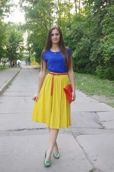 18 Disney Outfit Ideas That Look Magical Without Feeling Like a Costume 16 Snow White Color Block Outfit