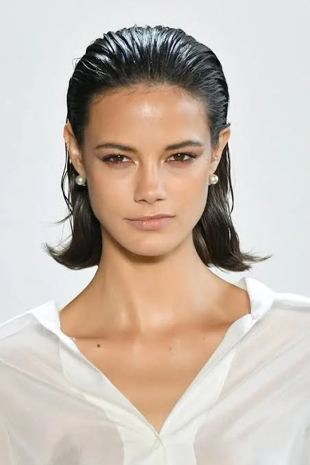 15 Short Hair Updo Ideas That Look Expensive, Effortless, and Ready in Minutes 16 Wet Look Slick Back