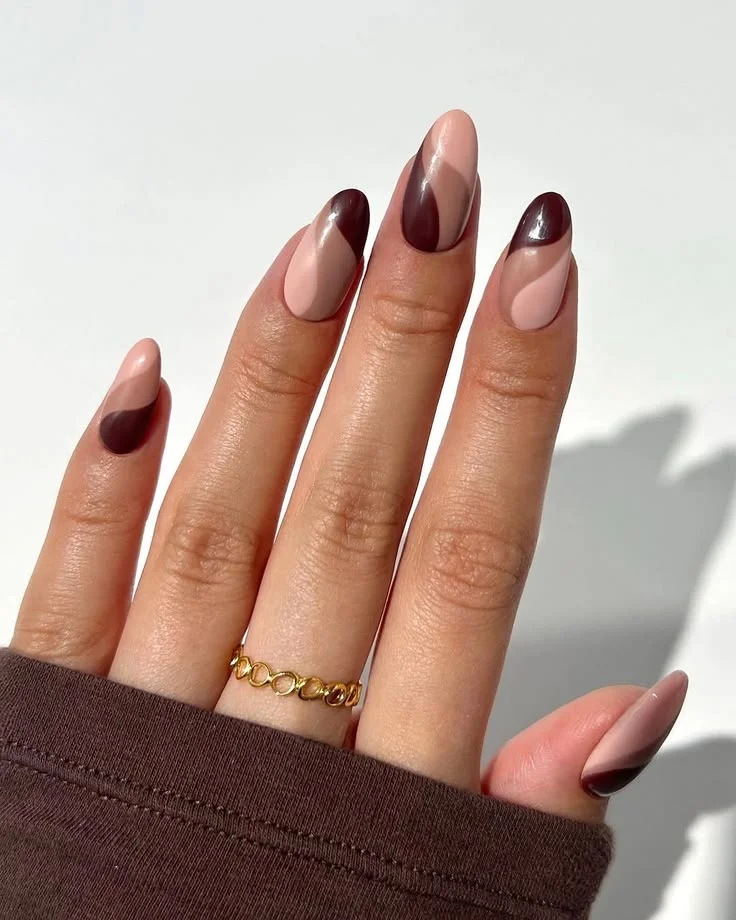 15 Brown Fall Nails Ideas That Create The Perfect Cozy Autumn Manicure 10 Brown Swirl Nail Design