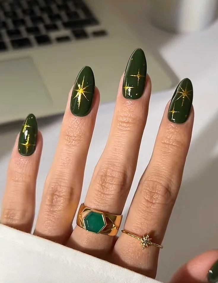 15 Fall Green Nails Ideas That Bring A Fresh Earthy Touch To Your Autumn Style 6 Green And Gold Accent Nails
