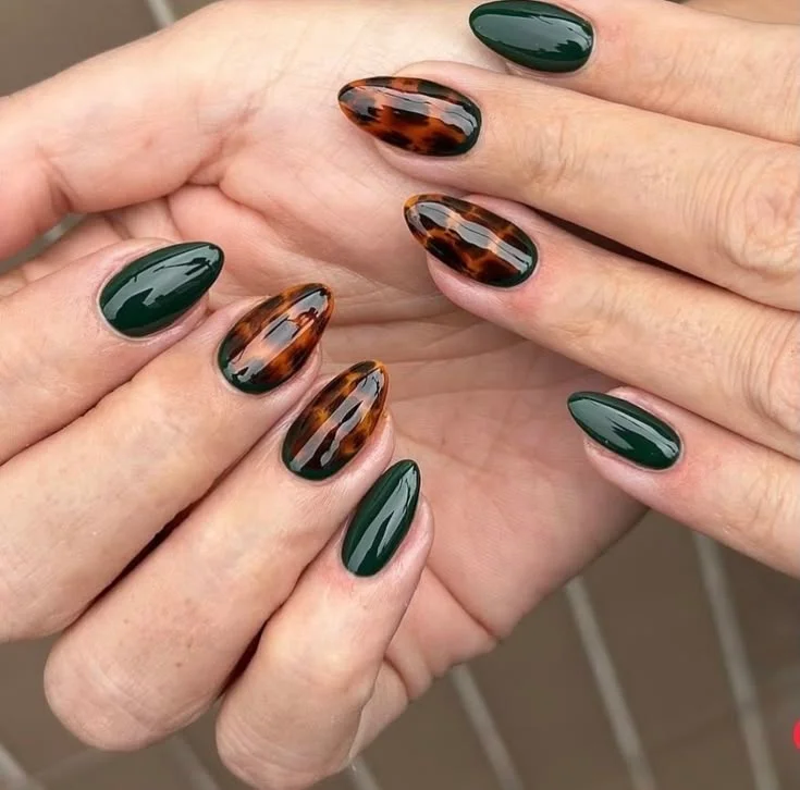 15 Fall Green Nails Ideas That Bring A Fresh Earthy Touch To Your Autumn Style 8 Green Tortoiseshell Accent Nails