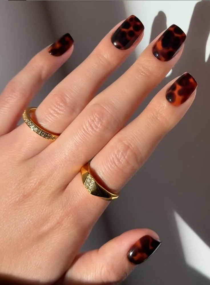 15 Fall Square Nails Ideas That Look Chic, Clean, And Perfect For Autumn 9 Tortoiseshell Square Nails