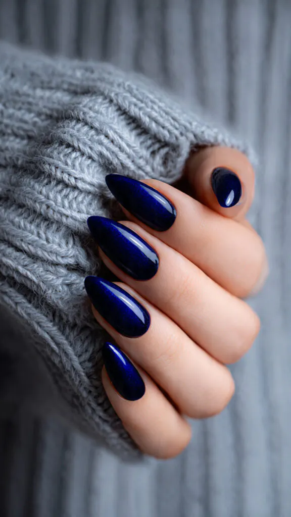 15 Dark Blue Nail Ideas That Look Expensive (But Are Totally Wearable Tomorrow) 28 15 Dark Blue Nail Ideas That Look Expensive (But Are Totally Wearable Tomorrow)