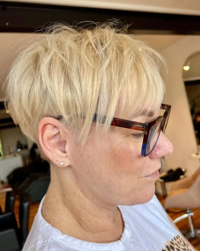 18 Short Haircuts for Round Faces Ideas That Instantly Slim, Lift, and Serve Main Character Energy 17 Tousled Short Bob