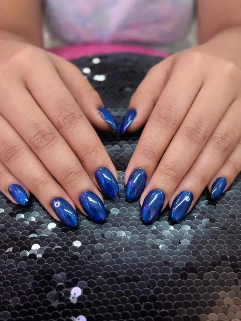 16 Blue Cat Eye Nails That Are So Stunning, You’ll Keep “Accidentally” Showing Your Hands All Day 20 Blue Cat Eye Nails